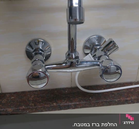 ברז מטבח עם ידיות חמות וקרות